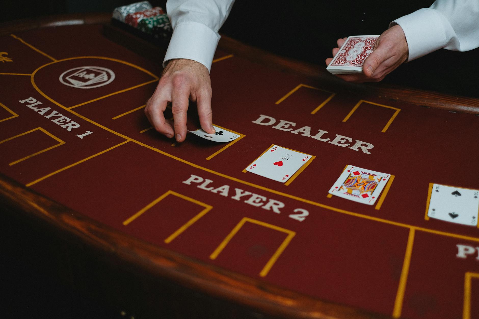 Người chơi đang cân nhắc rút thêm hay dừng trong blackjack