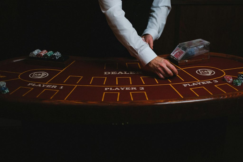 Bàn baccarat cận cảnh với bài và chip trên mặt bàn casino
