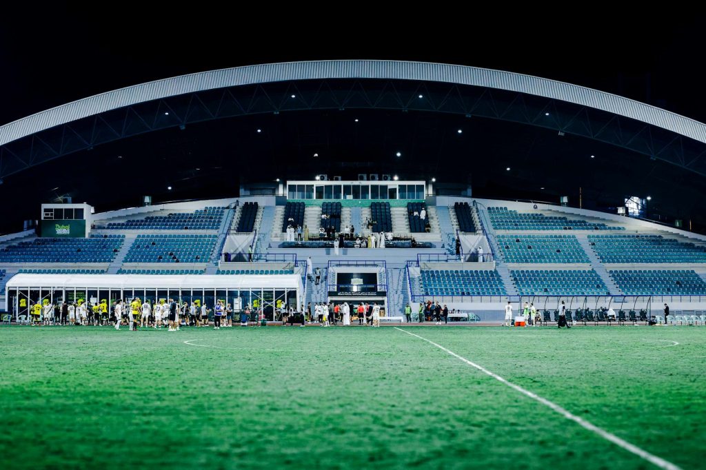Pha tranh chấp trong một trận đấu A-League trên sân vận động tại Úc